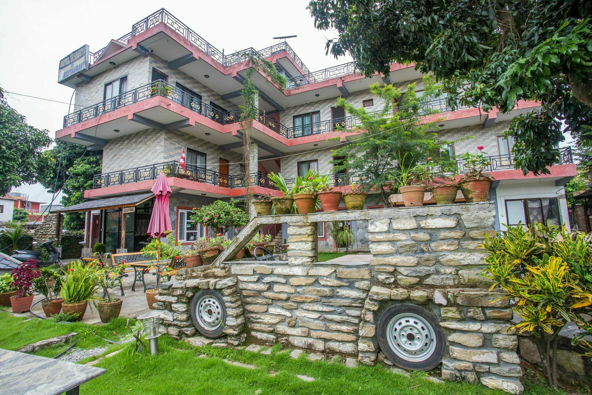 Hotel Glory Garden Покхара Экстерьер фото
